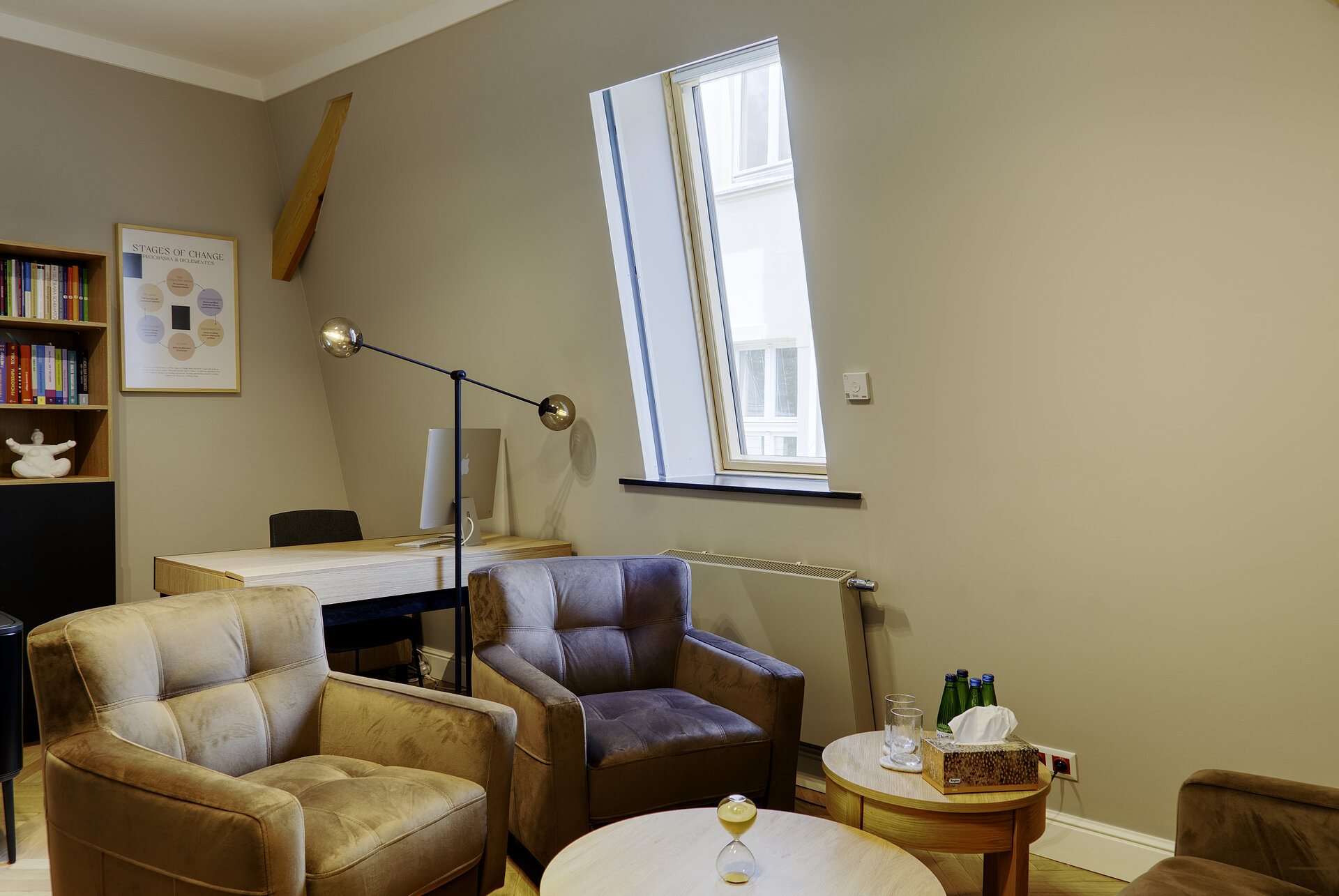 Fotele w gabinecie Resilience Room przygotowane do sesji psychoterapii