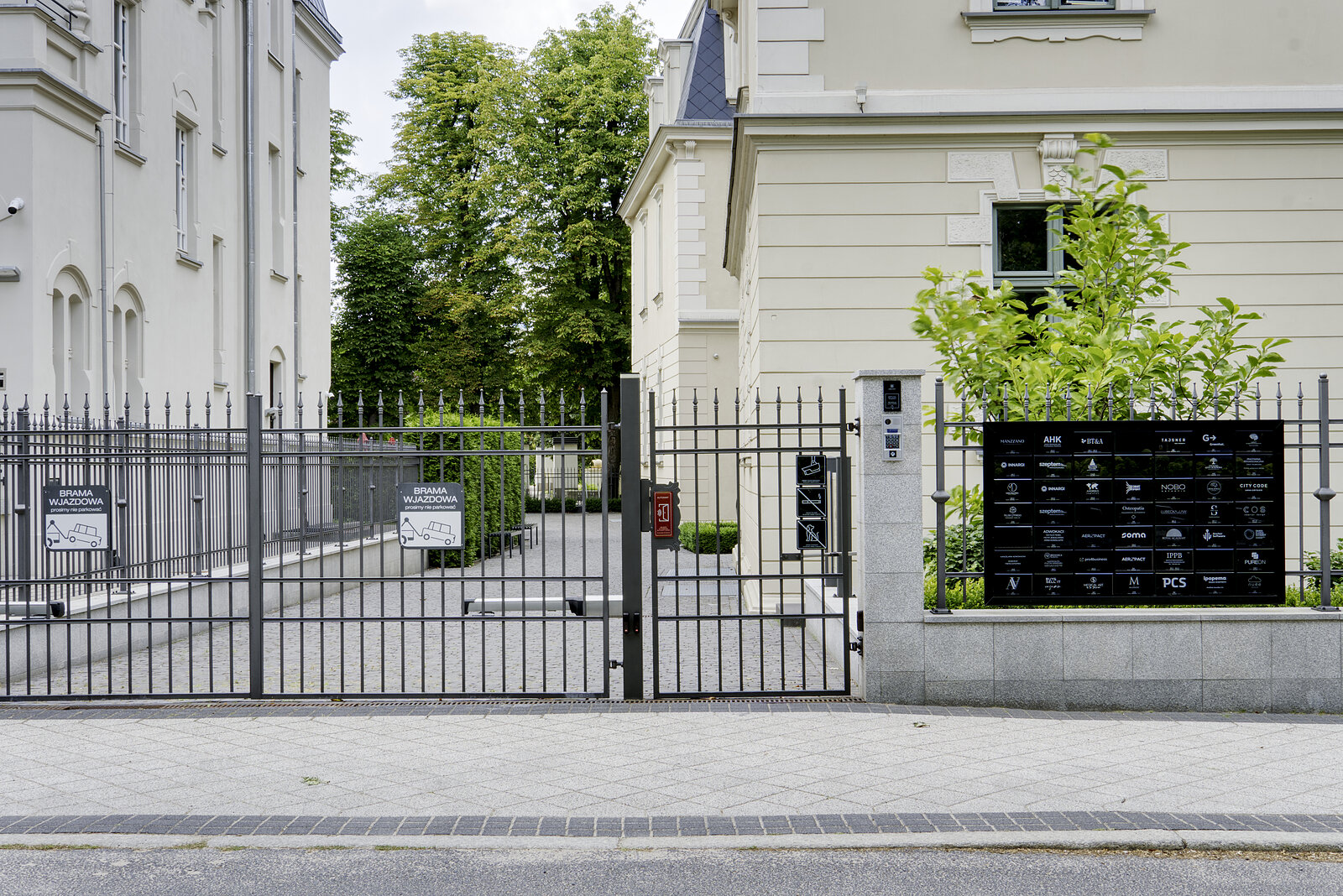 Metalowa brama wjazdowa na teren posesji przy ulicy Libelta 27