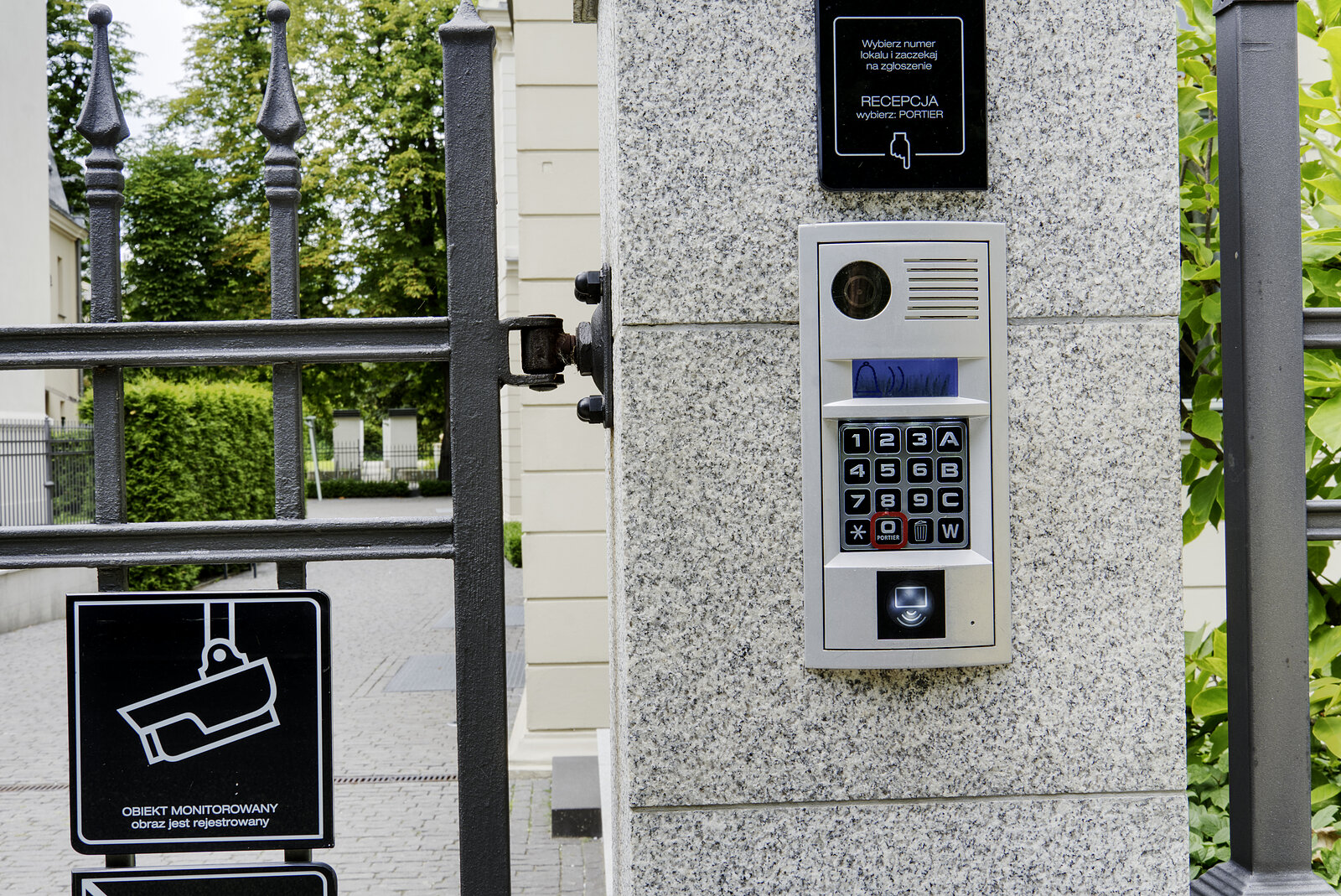 Panel domofonu z klawiaturą numeryczną przy bramie wjazdowej
