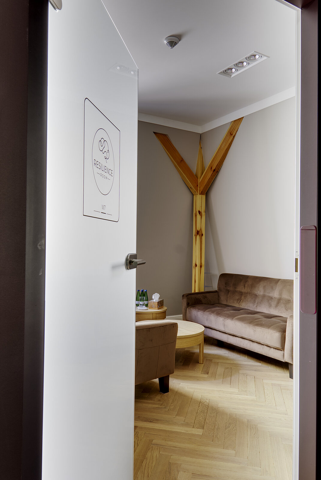 Uchylone drzwi z logo Resilience Room i oznaczeniem W7
