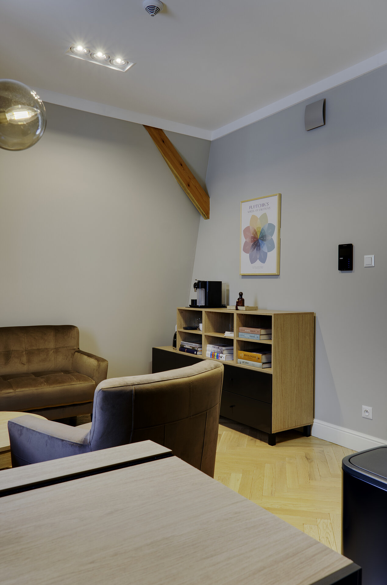 Kącik kawowy w gabinecie Resilience Room w Poznaniu